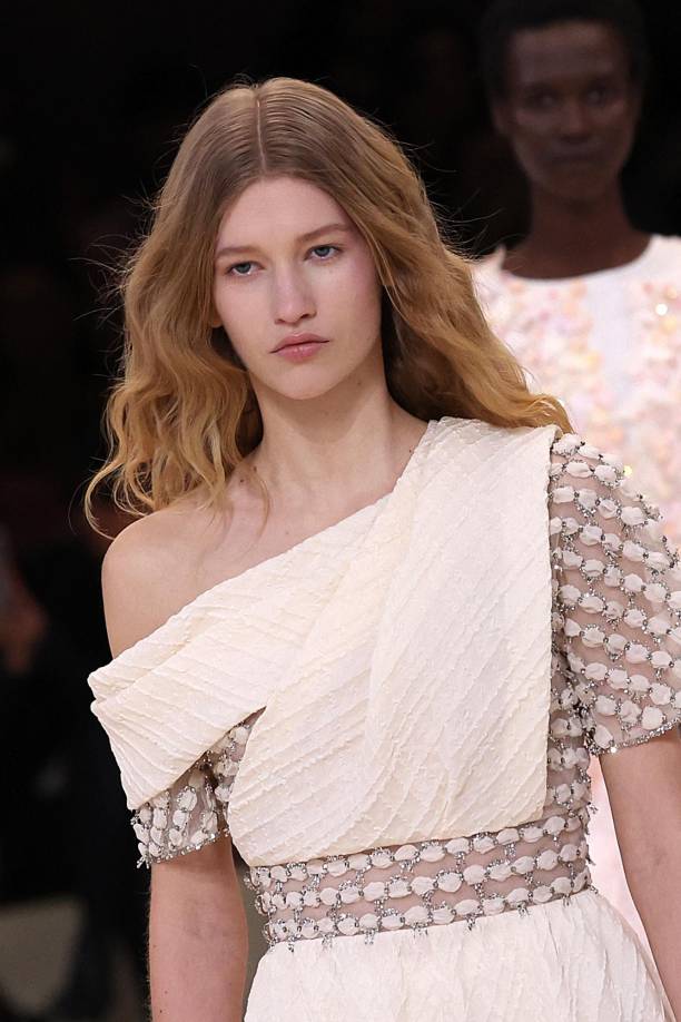 Esta estética, llamada en inglés “balletcore”, con apariencias falsamente recatadas, se impuso ampliamente en 2023.