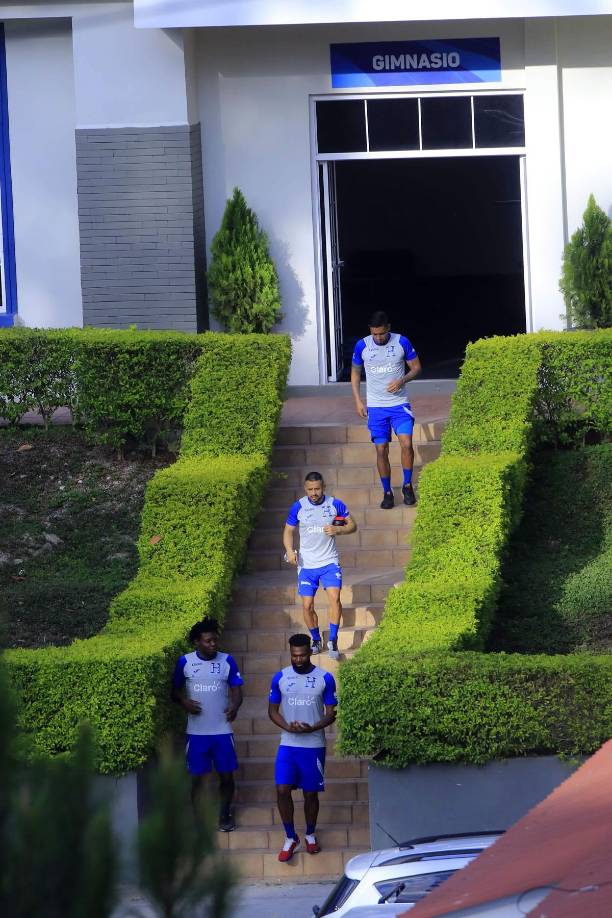 A partir de las 4:30 PM, los jugadores de la Bicolor se instalaron en el césped artificial del complejo, donde por más de una hora, el entrenador Diego Vázquez y su cuerpo técnico estuvieron esperando a los muchachos mientras peloteaban y charlaban en la cancha.