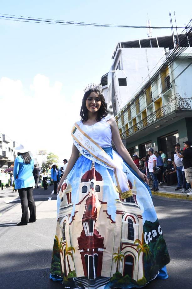 Esta jovencita llevaba una pintura de la catedral sampedrana en su vestido.