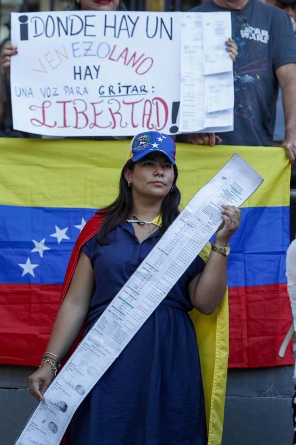Decenas de venezolanos se manifestaron de forma pacífica este sábado en Zaragoza para pedir la libertad de su país natal y denunciar, con las actas en la mano, el fraude de los recientes comicios presidenciales del 28 de julio. 