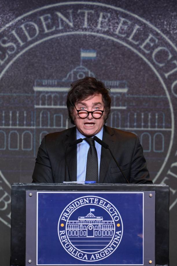 Milei trabajó en el sector privado hasta el año 2021, cuando fue elegido diputado del recién formado partido La Libertad Avanza. Desde entonces, quebró el bipartidismo argentino y dominó la agenda mediática en Argentina.