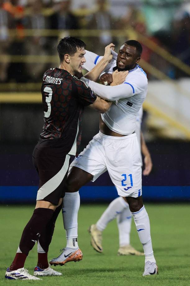 Yustin Arboleda se peleó con César Montes en un lance del partido.
