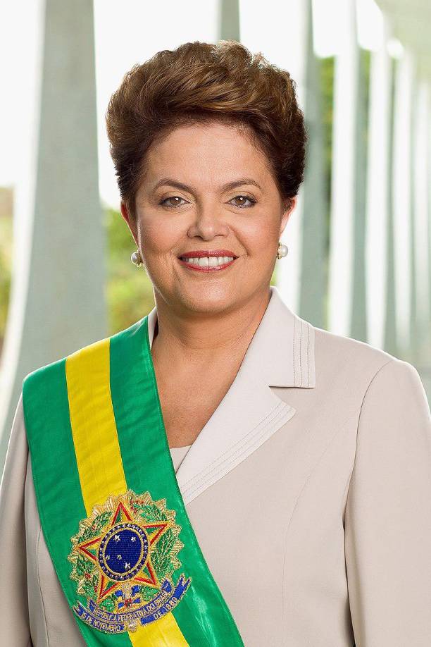 BRASIL: DILMA ROUSSEFF gobernó en el gigante sudamericano de 2011 a 2016. Durante su segundo mandato, fue acusada por ciertas violaciones a las leyes presupuestarias, por lo que el Legislativo brasileño abrió un proceso en su contra, situación que terminó con su destitución como mandataria. 