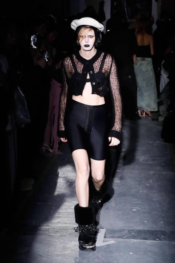 Las modelos llevaban gafas de sol teñidas de negro y sombreros para esconderse de las cámaras. Las sudaderas con capucha gráficas y las bufandas de piel hasta el suelo estaban preparadas para el invierno, seguidas de vestidos salpicados de pintura y sombreros gigantes. 