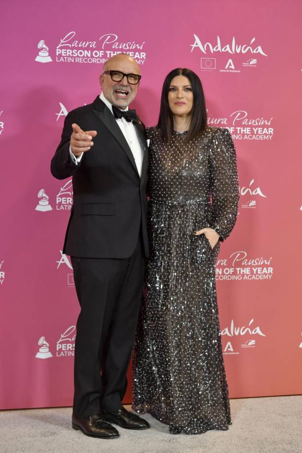 Durante la alfombra roja llegaron varias de las celebridades para honrar la vida y la música de la artista italiana Laura Pausini, tal fue le caso del CEO de los Latin Grammy, Manuel Abud, quién aprovechó la ocasión para posar junto a la artista en la alfombra roja el pasado miércoles, durante el evento de la Academia Latina de la Grabación Persona del Año, en Sevilla.