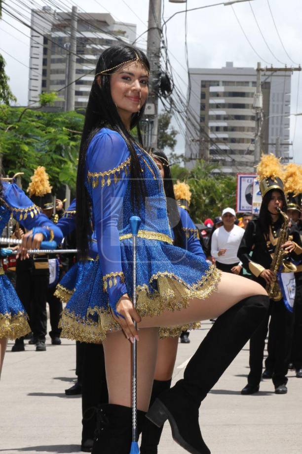 Previo a su ingreso, el lente de Diario La Prensa captó a unas de las jóvenes más bellas que participaron dentro del grupo que representan al referido centro educativo de la capital. 