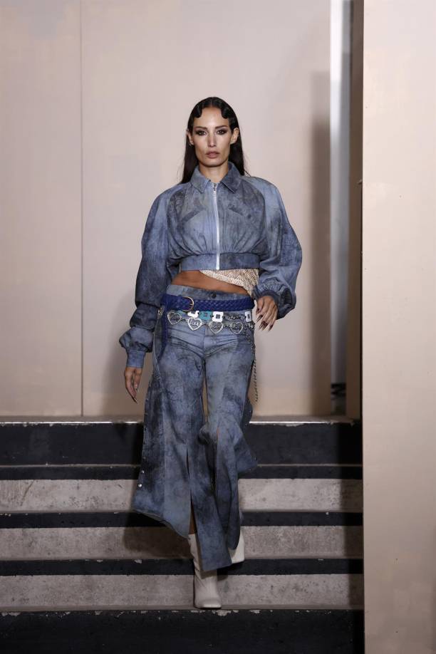 El francés Victor Weinsanto dio un paso más allá y presentó a mujeres sujetas con cuerdas, que realzaban sus michelines.