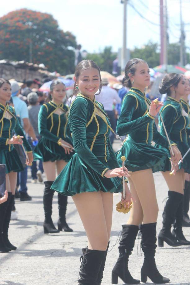 Su bello rostro y proyección de carisma cautivaron a cientos de capitalinos que observaban los desfiles. 