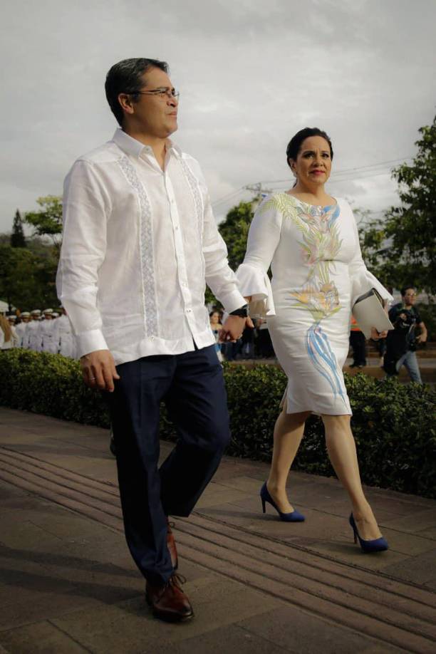 Ana García enfatiza en el mensaje que "Juan Orlando es inocente" y que "confía en que regresará pronto". 