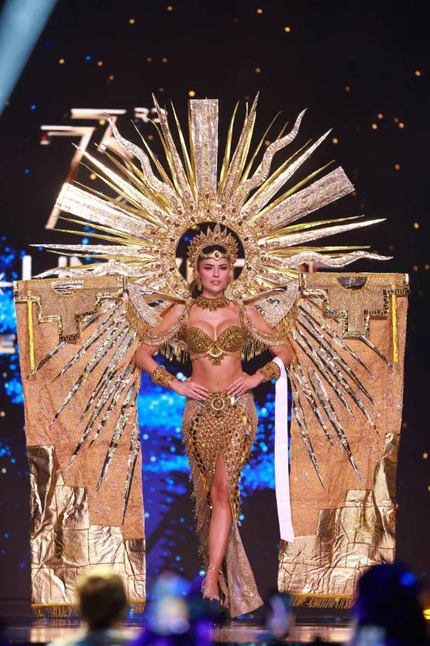 5. Miss Perú, Tatiana Calmell – Perú no escatima en cuanto a trajes nacionales. Sus atuendos suelen estar bien confeccionados y muy detallados. Este se inspira en el Perú precolombino y es un homenaje al dios del sol inca Inti.