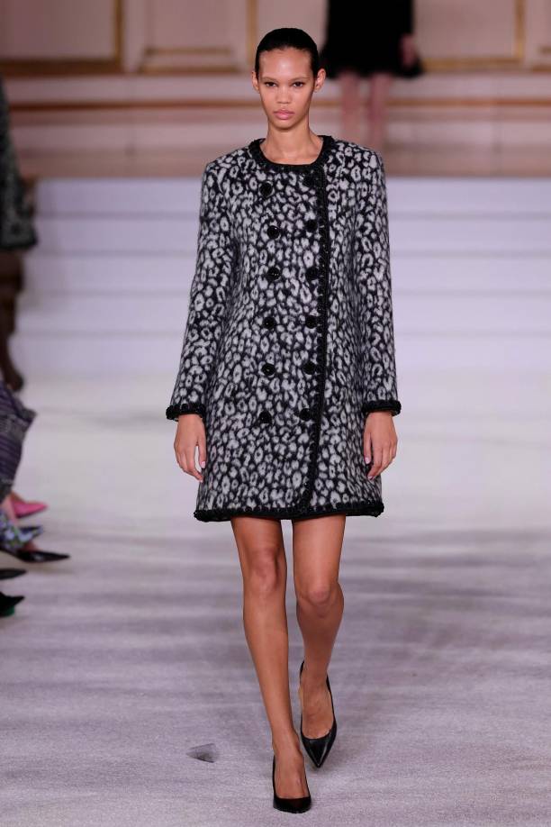 Los vestidos camiseros también figuran en esta elegante colección.