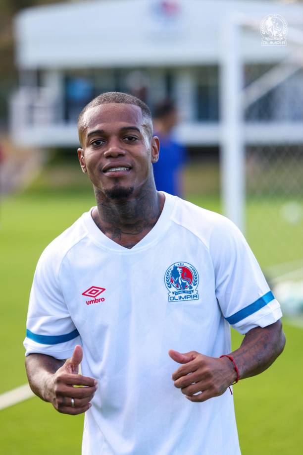 Edwin Solani Solano y su felicidad por portar la camiseta del Olimpia.