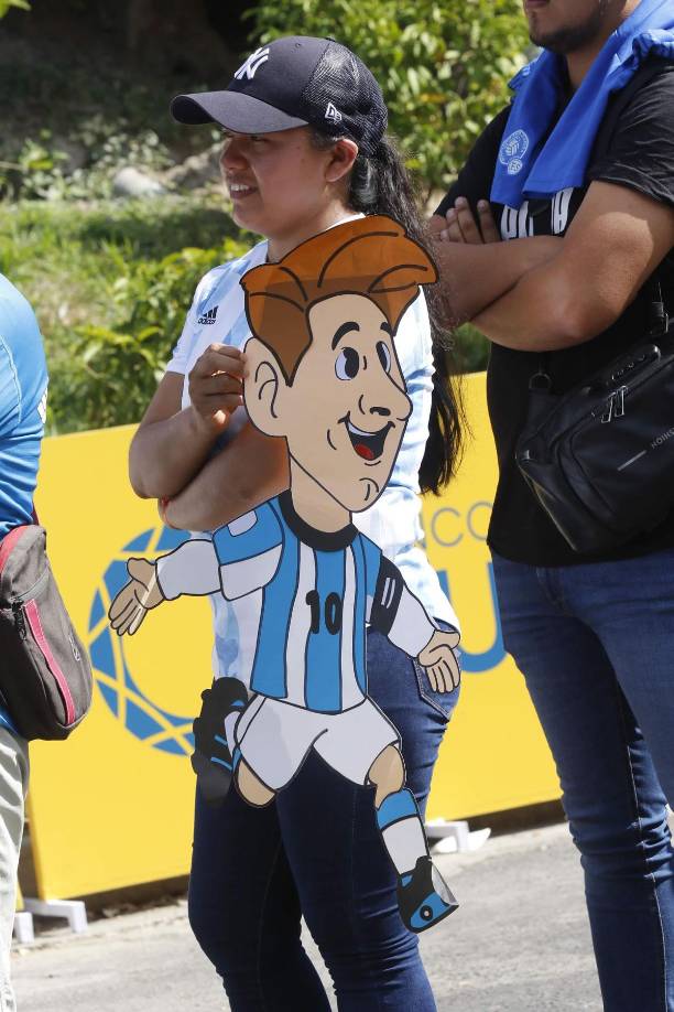 Algunos aficionados se las ingeniaron para mostrarle su apoyo a Messi.