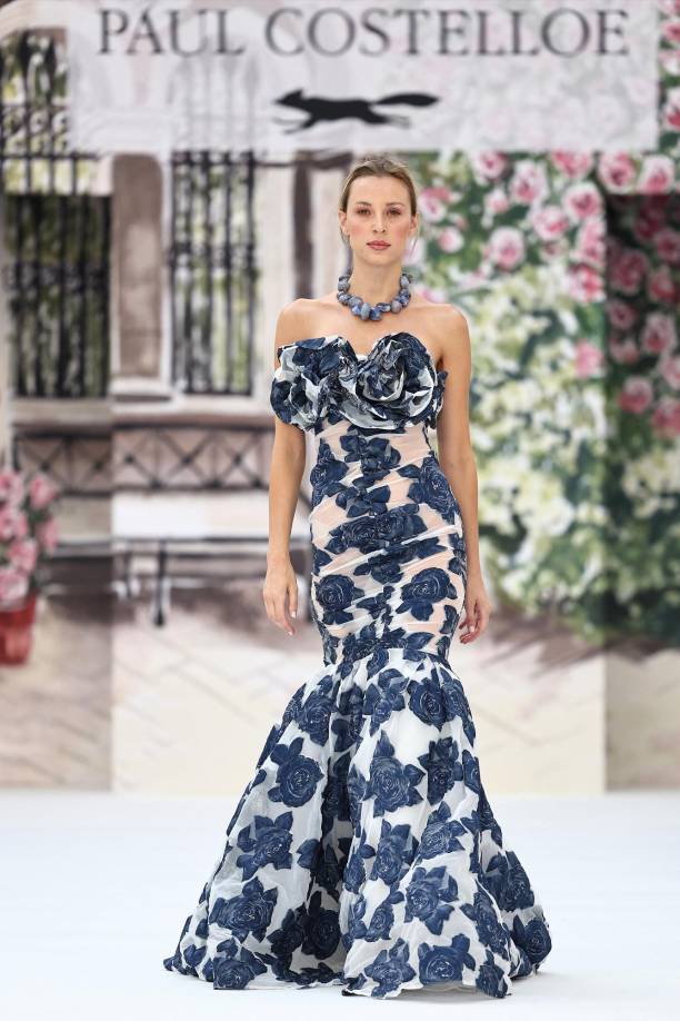 Los vestidos corte sirena estampado destacan en este elegante colección.