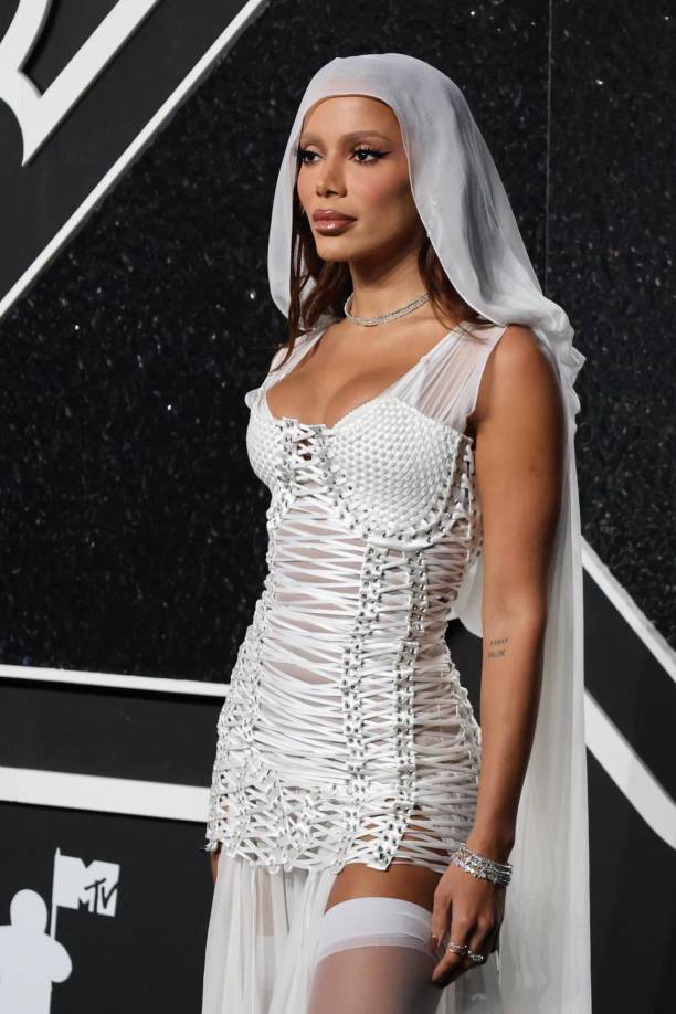 Anitta se decantó por un ‘look’ angelical, inspirado en un vestido de novia. Lo firma Dolce &amp; Gabbana.
