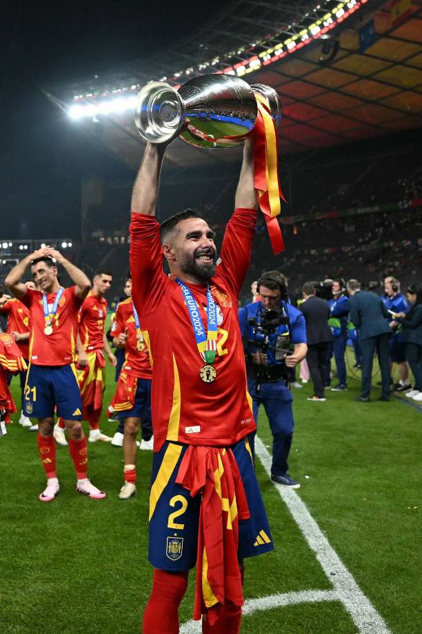 Dani Carvajal levantando el trofeo de campeón de la Eurocopa 2024.