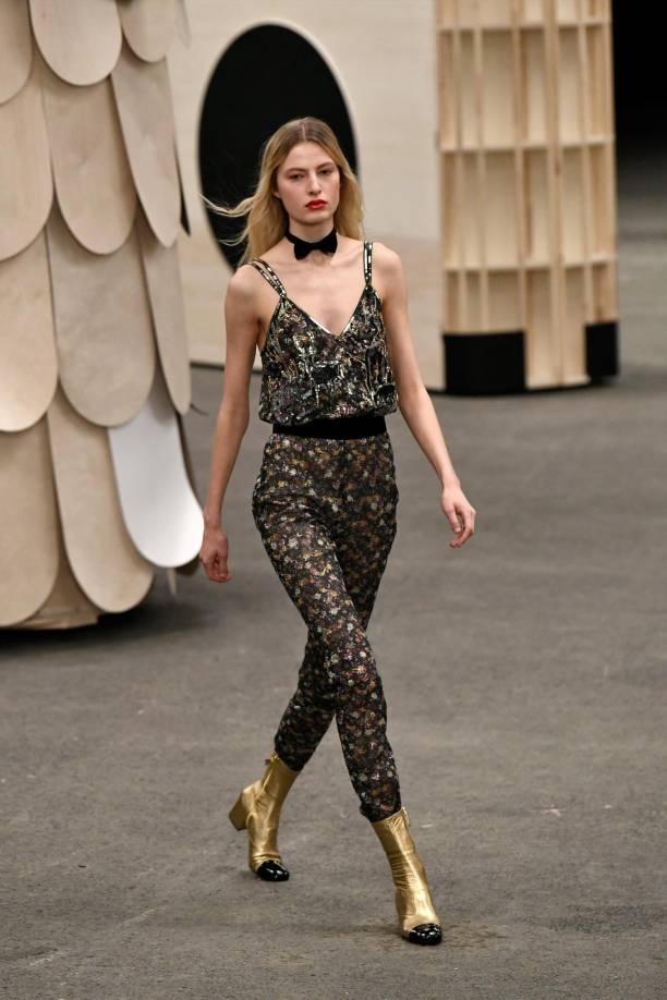 Destacaron también las botas planas, blancas y con cordones hasta media pierna, o botines dorados con la puntera negra.