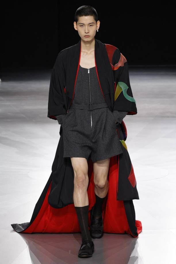 Dior cuenta desde hace años con grupos enteros de K-pop (pop coreano) entre sus “embajadores”, a los que invita a sus desfiles para goce de centenares de fans, que se agolparon una vez más a la entrada de la Escuela Militar.