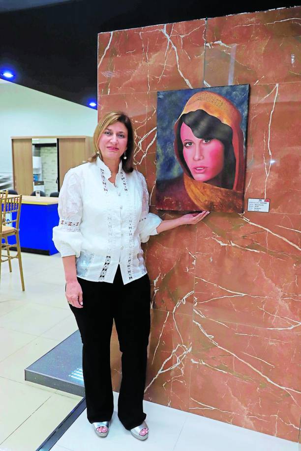 Yadira Andonie junto a su obra <br />“Mujer árabe”. 