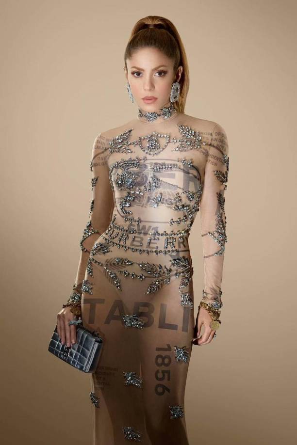 En él se ve a Shakira enfundada en un vestido desnudo, una de las tendencias de la temporada, a la que no ha sido ajena ni Rosalía a la que le empiezan a caer regalos del cielo.