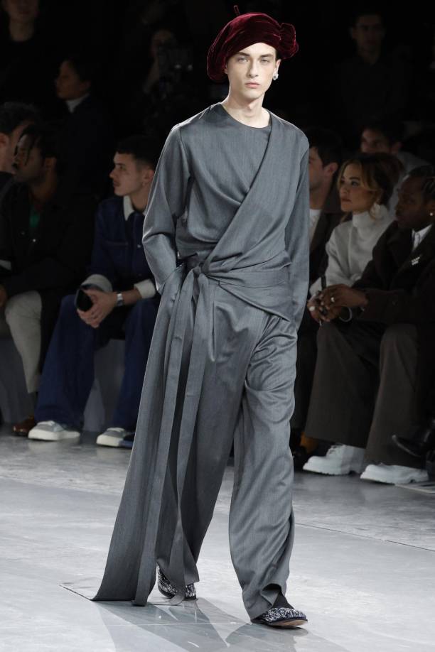 Un kimono negro caviar, o un abrigo suntuoso que se arrastra lánguidamente por el suelo, estampado en la parte posterior y de un rojo brillante en la parte interior.Un jersey muy ceñido al cuerpo, estampado con triángulos coloreados.Y para la noche, un espectacular traje holgado y negro, totalmente cubierto de lentejuelas, centelleante como el techo.