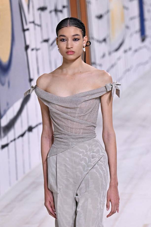 Los lazos, propio de la tendencia Coquette que está de moda, se integra con elegancia en este traje de Dior.