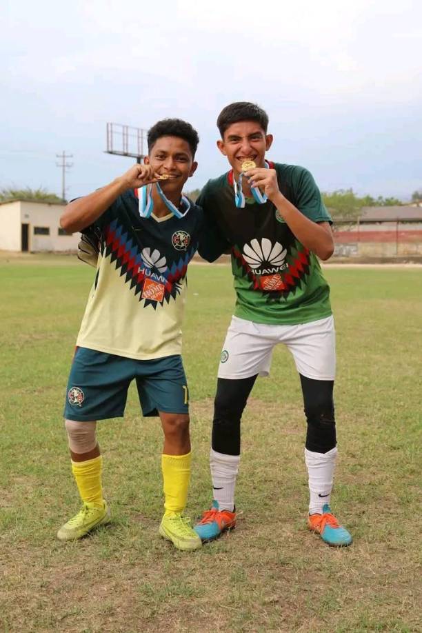 “Fue un chico disciplinado. Nunca faltó a las prácticas. Te nos fuiste, Ansu Fati, como de cariño de decíamos. Recuerdo ese ascenso a la Mayor, cómo lo disfrutó y lesionado. Dios te tenga en sus brazos, crack”, dijo otro. 