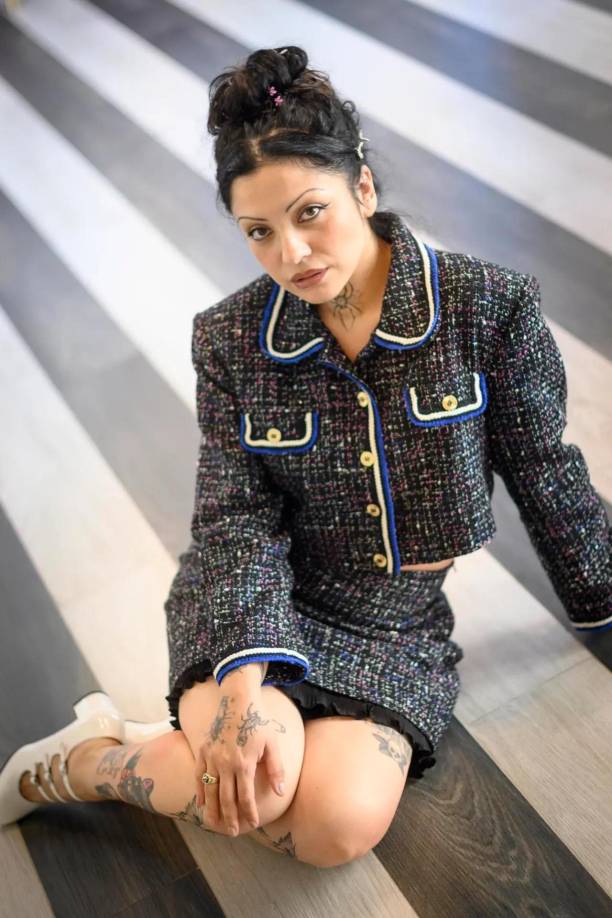 “Hoy me desperté y me dí cuenta que será una gran oportunidad para crecer, para sanar, para entender que mi cuerpo y todos los cuerpos son hermosos, mi cuerpo me permite correr, respirar, sentir placer, ver las nubes, comer, cantar! y a veces, muchas, lo he tratado mal, esta semana será una semana muy intensa y especial para mi y probablemente para todas las personas que serán parte. Te invito a hacer tu propia autopoiesis, aunque no estés en la performance, tal vez es momento de amar de y agradecer el cuerpo que tenemos, y si tú ya superaste eso, déjame aquí un mensaje amoroso, yo estoy en el proceso de sanar”, culminó la cantautora.