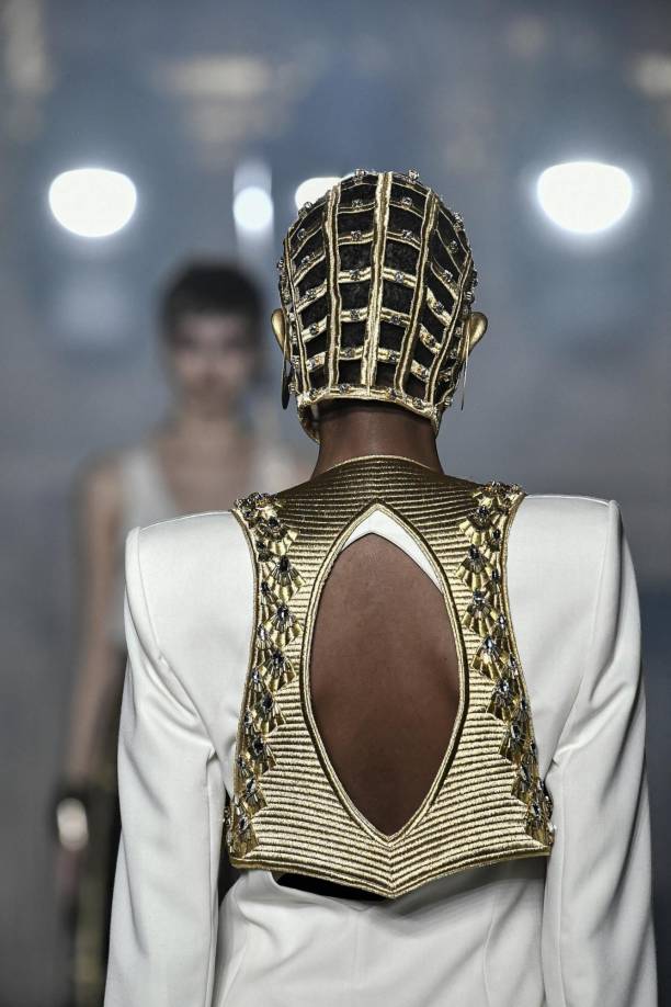 Las espaldas aparecen descubiertas, totalmente o con vestidos que ofrecen rombos o cuadrados, como la marroquí Sara Chraibi, que se estrenó con una colección de corte impecable en París. 