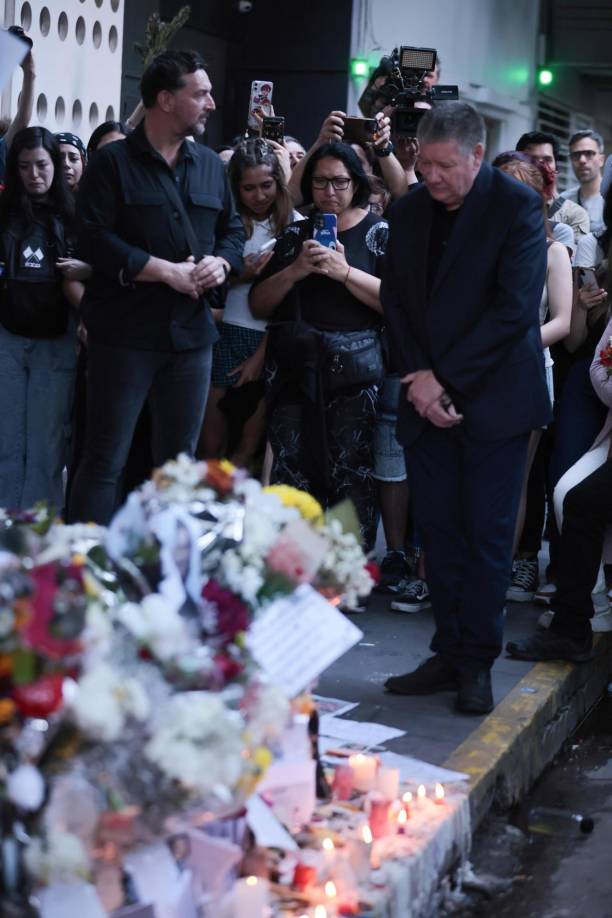 Los medios de comunicación también estuvieron presentes, incluso curiosos que querían saber más de lo que pasaba, aunque esta semana, en Argentina y gran parte del mundo ha sido tendencia por lo que representaba Liam Payne. 