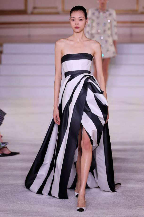 NEW YORK, NEW YORK - FEBRUARY 13: A model walks the runway for Carolina Herrera during New York Fashion Week: The Shows at The Plaza Hotel on February 13, 2023 in New York City. Theo Wargo/Getty Images/AFP (Photo by Theo Wargo / GETTY IMAGES NORTH AMERICA / Getty Images via AFP)