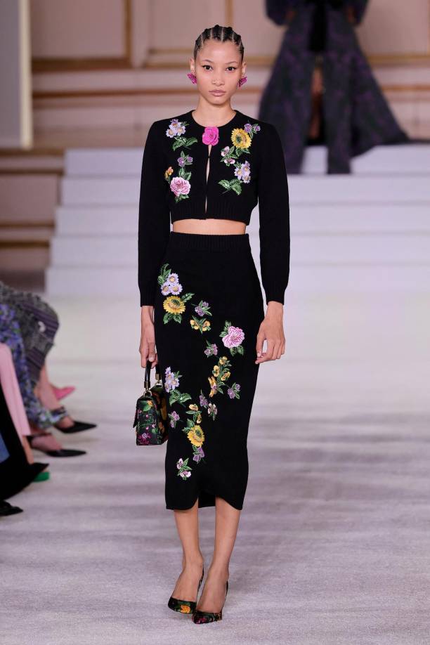 Las faldas lápiz con crop top y bordados florales fueron otras de sus propuestas.