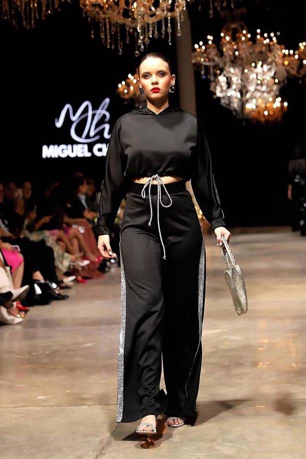 Cecilia García modelando la colección ‘Brillemos‘ del reconocido diseñador hondureño Miguel Chong en BAC Estilo Moda 2024.