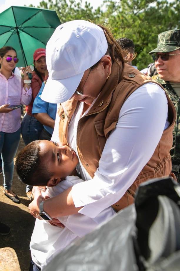 Xiomara Castro abraza a un escolar en la inauguración de una escuela agrícola en La Mosquitia. 