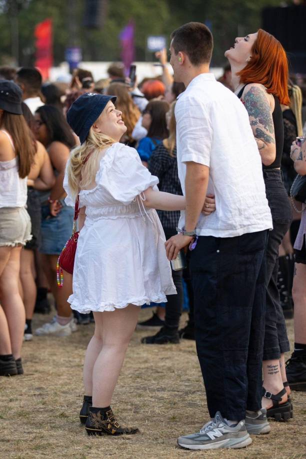 La secuencia de fotografías que paparazzis demostró la complicidad de la pareja, que si bien asistió al evento con un grupo de amigos, actuaban como pareja.