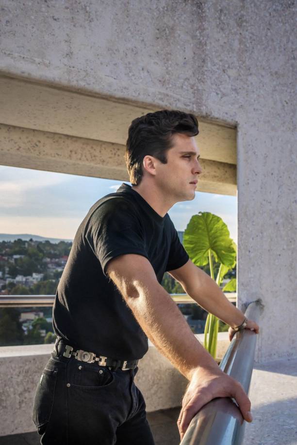 La historia también abarca el romance del “Sol” con la cantante estadounidense Mariah Carey (Jade Ewen), y enfatiza, primero, el reto que significó para el mexicano llegar a su corazón, y después, las afrentas que la fama de ella representaron a su ego artístico.