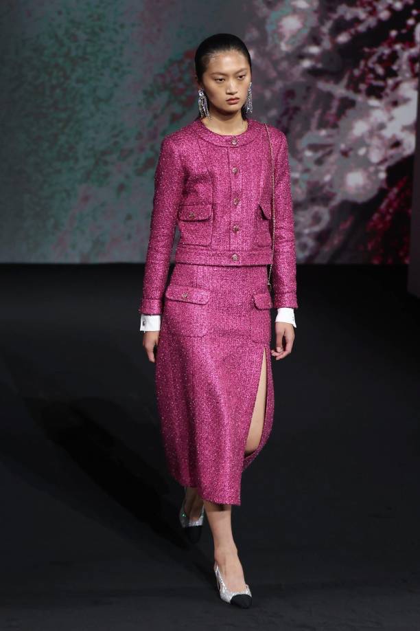 “Hasta Brigitte Bardot vino a ver a Gabrielle Chanel para que le hiciera ‘el vestido de Marienbad’”, se decía, sobre el éxito de esta película, hito del vestuario de cine, que contaba la historia de un hombre que intenta convencer a una mujer de que el año anterior habían tenido una aventura.