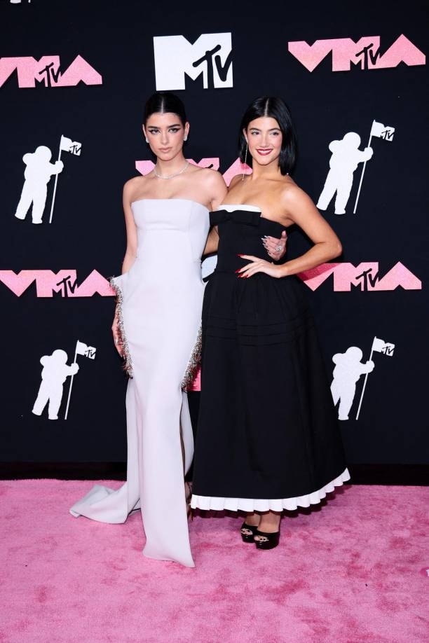 Pero ambas se cambiaron de vestuario a la hora de actuar como invitadas en la entrega de premios, y combinarons sus atuendos en tonos blanco y negro.