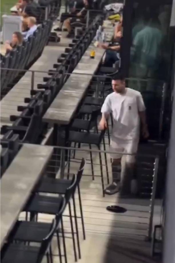 En su aparición en el estadio, a Messi se lo vio rengueando y usando una bota en el tobillo afectado. 