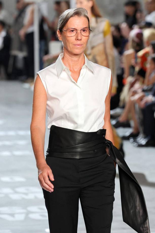 Helmut Lang el diseñador dejó la moda en 2005, pero Helmut Lang la marca siguió existiendo, comprada por Prada y luego por el grupo japonés Fast Retailing, propietario también de Uniqlo. Ahora vuelve a las pasarelas de la Gran Manzana con una colección ideada por su nuevo director artístico, Peter Do, considerado uno de los mejores talentos de la moda neoyorquina.´A continuación imágenes de la colecci´ón