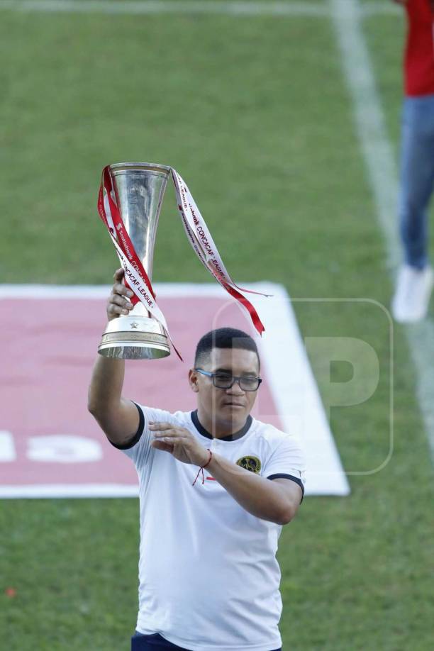 ¿Lo recuerdas? El exjugador Carlos Will Mejía forma parte del área administrativa del Olimpia y fue parte de las personas que movilizó las copas.