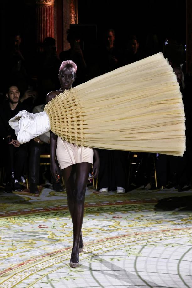 Para ello tenían que exhibir sus corsés y corpiños, también de color carne. 