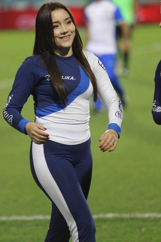¡Hermosa sonrisa! Esta chica cautivó con su presencia en el Estadio Nacional. 