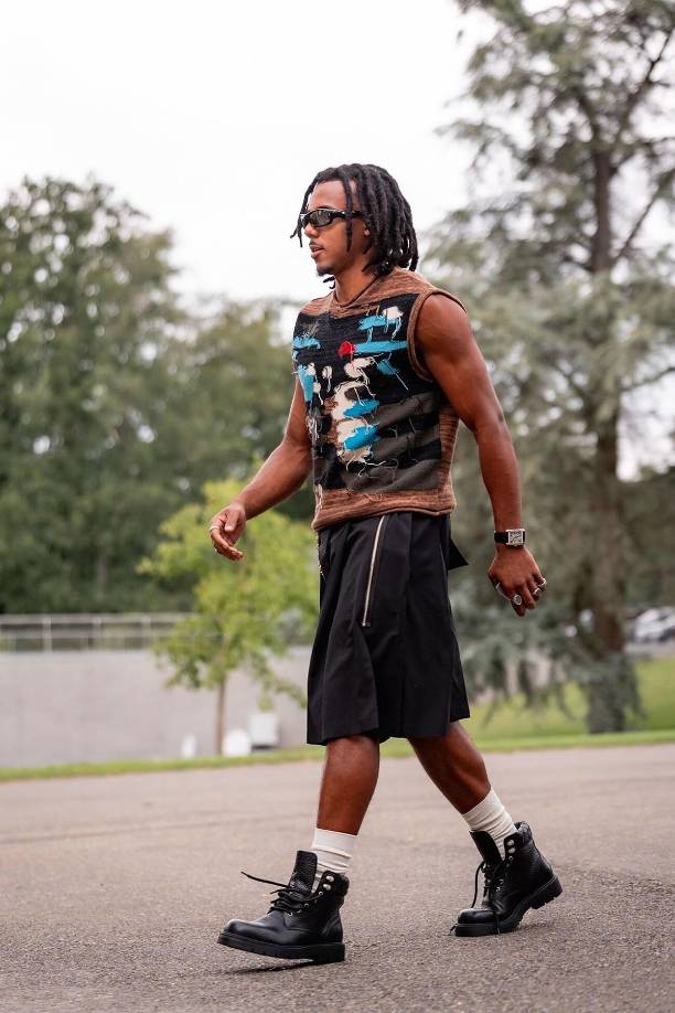 No es la primera vez que Jules Koundé sorprende a todos con sus estrambótico looks.