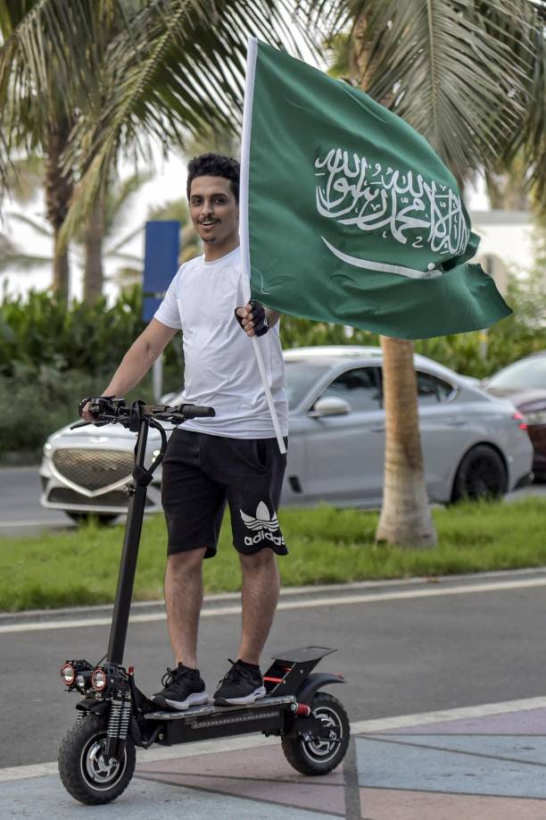 El príncipe saudí Saud bin Salmán, hermano del príncipe heredero y primer ministro Mohamed bin Salmán, publicó una fotografía en redes sociales en la que se los veía abrazados y dándose besos con mucha efusividad.