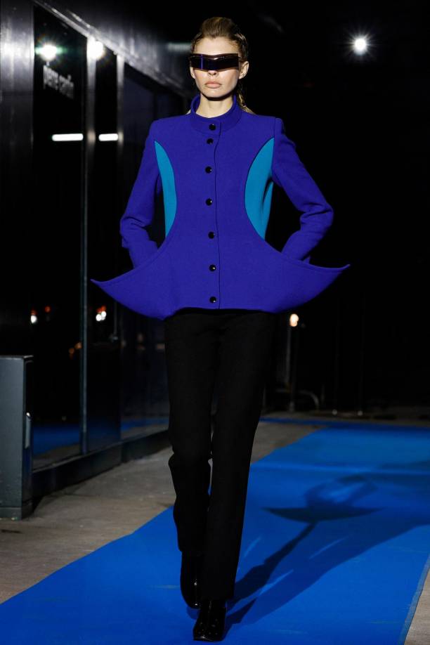 Una modelo presenta una creación de la colección Otoño-Invierno 2023-2024 de Pierre Cardin Womenswear durante la Semana de la Moda de París, el 5 de marzo de 2023. (Foto de Geoffroy VAN DER HASSELT / AFP)