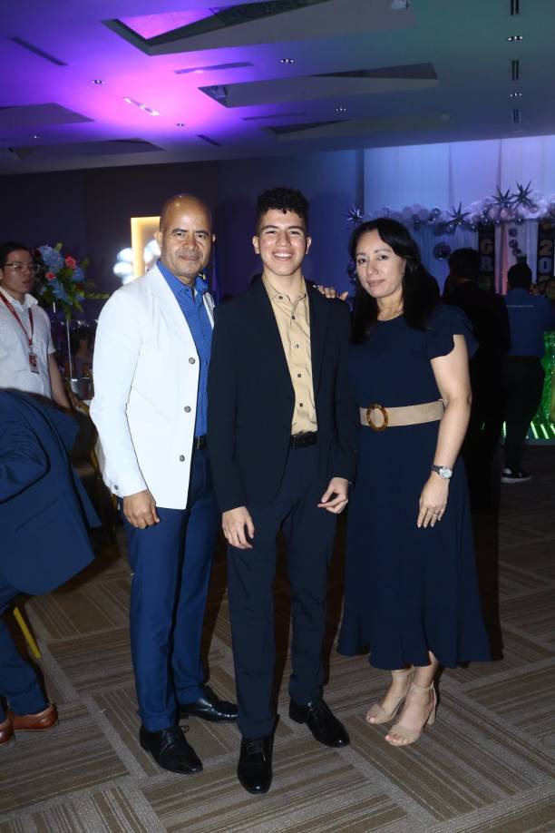 Yoni, Jahzeel y Oladis Romero