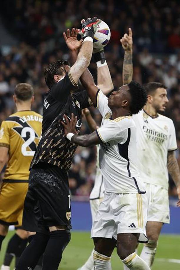 Las cosas se complicaron en los últimos minutos. El Real Madrid buscaba con desesperación el primero, mientras que el Rayo Vallecano intentaba hacer tiempo. 