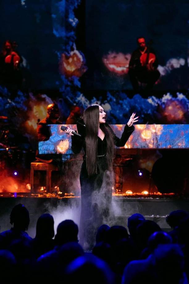 Adele nunca decepciona, y esta vez, en un concierto que ofreció en Las Vegas, se vistió de la famosa matriarca de la Familia Adams, de Morticia, y decoró los rincones del The Colosseum at Caesar’s Palace con un toque espantoso al puro estilo Halloween que fascinó a sus seguidores, quienes no dudaron de compartir videos de este momento en redes sociales.