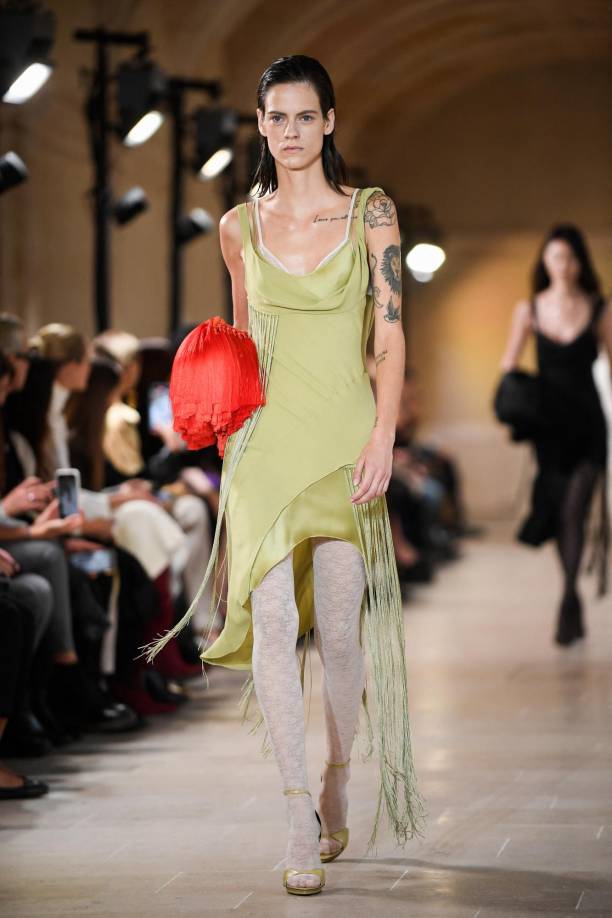 En accesorios destacan los bolsos de mano en tonos cítricos y pastel.